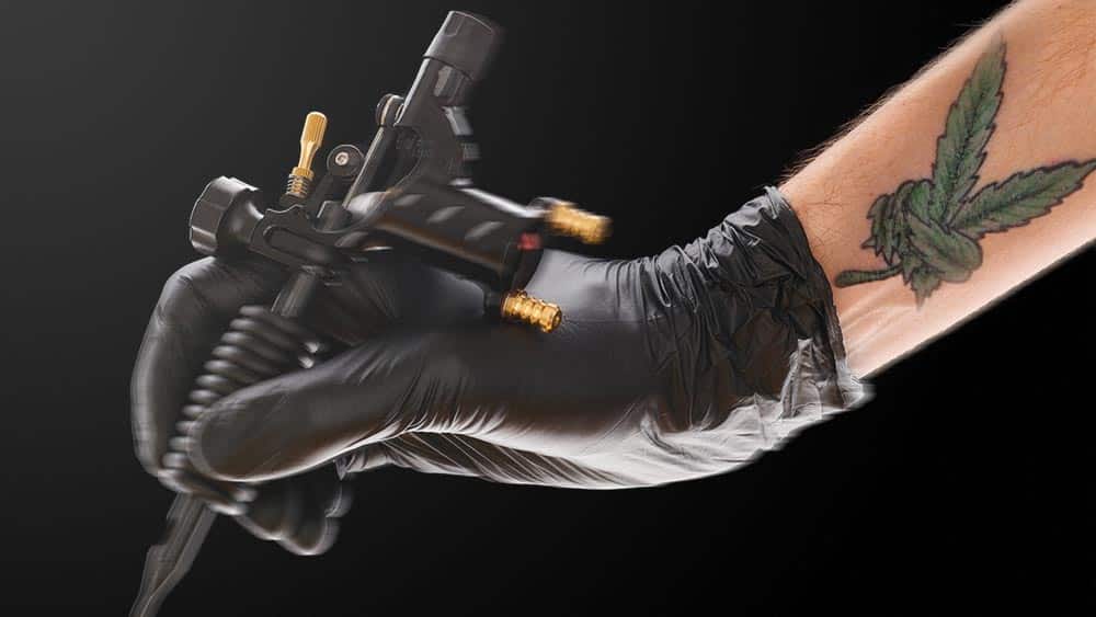 Hilft CBD bei der Heilung von Tätowierungen?